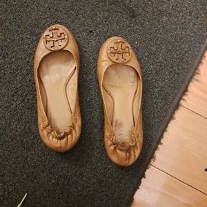 Tory Burch Reva Ballet Flats Size 6.5M Camel Textured Leather Logo